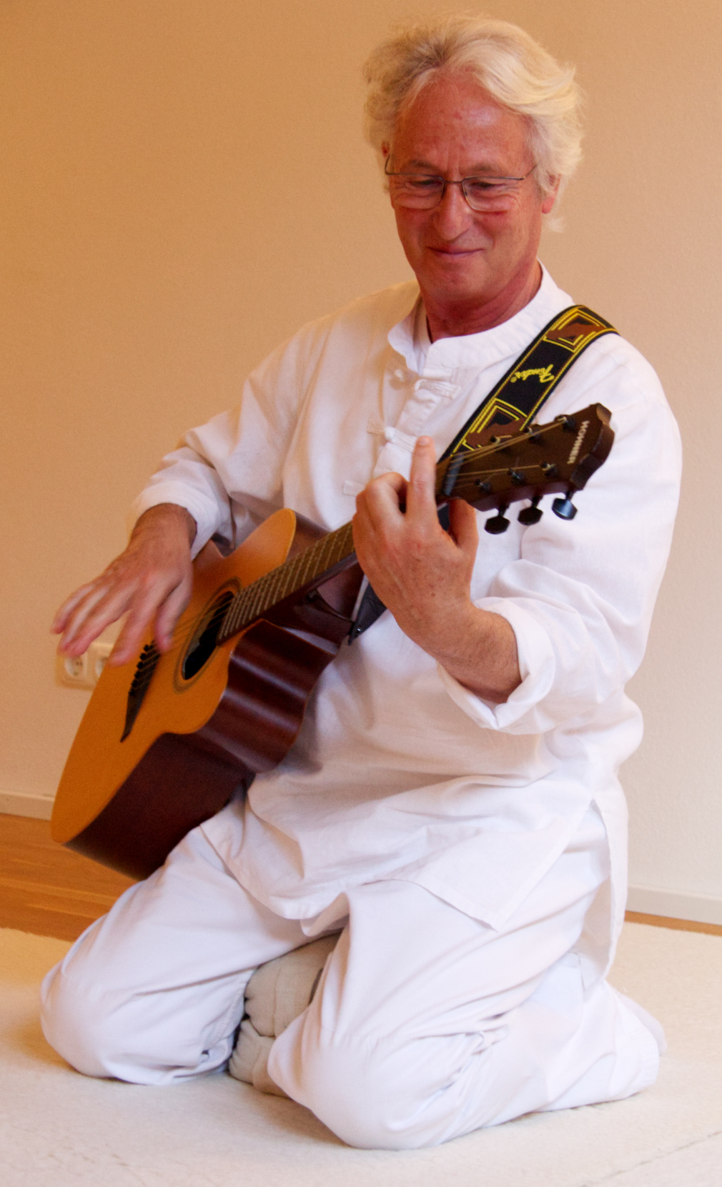 Werner Haas spielt akustische Gitarre