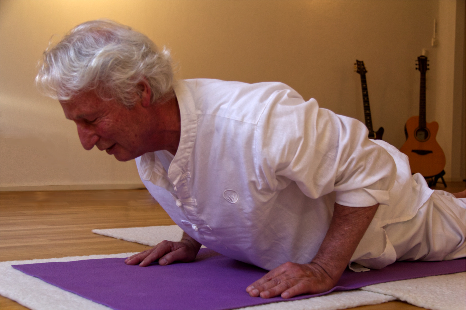 Werner Haas bei der Yogaübung 'Kobra'