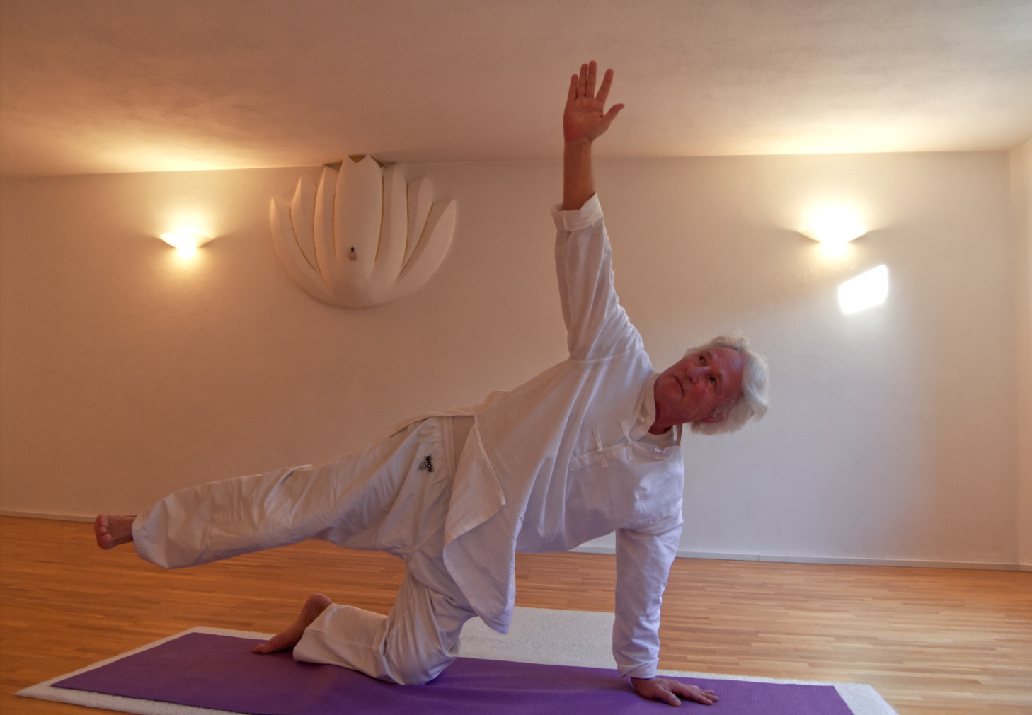 Yogaübung: Gleichgewicht, Dehnung + Drehung; Mit Konzentration gelingt das!